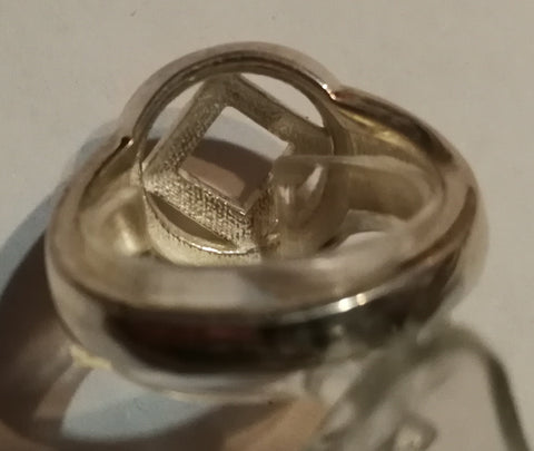 Ring mit Dienstlogo offen